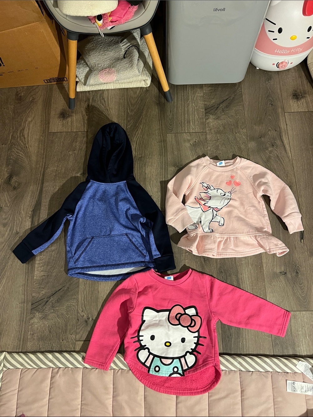 Girls 3pcs 2y sweatshirt hello kitty + Marie from The Aristocats bundle + sport